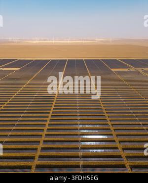 Luftaufnahme der Arlington-Solarfarm mit Reihen von Photovoltaik-Panels, die sich unter einem klaren Himmel in Arlington, Oregon, über die Landschaft erstrecken, Unite Stockfoto
