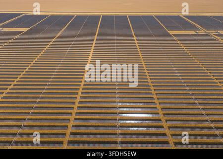 Luftaufnahme der Arlington-Solarfarm mit Reihen von Photovoltaik-Panels, die sich über die trockene Landschaft in Arlington, Oregon, USA, erstrecken Stockfoto