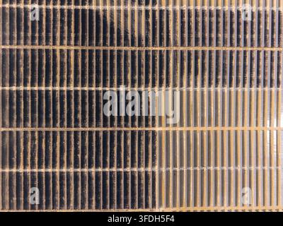 Luftbild der Solarfarm Arlington mit Reihen von Photovoltaikmodulen, die in einem geometrischen Muster in Arlington, Oregon, USA, angeordnet sind Stockfoto