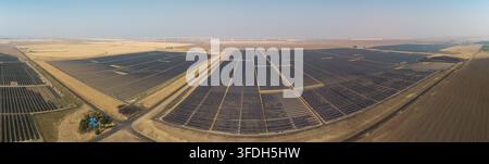 Luftbild der Arlington-Solaranlage mit Reihen von Photovoltaikpanelen, die sich unter einem klaren Himmel über die trockene Landschaft in Arlington, Oregon, erstrecken, U Stockfoto