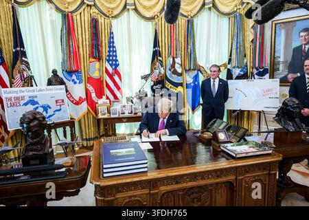 Präsident Donald J. Trump unterzeichnet eine Executive Order, die den Lake Ontario in Lake America umbenannt, im Oval Office im Weißen Haus, 27. August 2026. Bild mit freundlicher Genehmigung des Weißen Hauses. Stockfoto