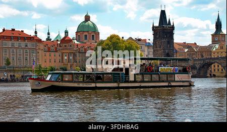 Prag, Tschechische Republik – 28. Juli 2026: Gladius-S Sightseeingschiff fährt auf der Moldau nahe der Karlsbrücke und der historischen Altstadt. Stockfoto