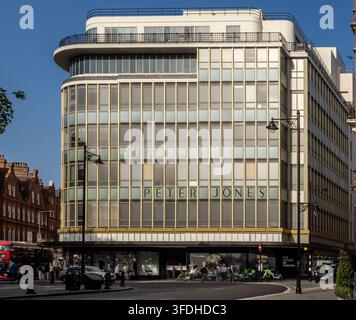 Peter Jones auf dem Sloane Square während Chelsea in Bloom 2026, mit der Flower-Moon-Ausstellung auf Straßenniveau. Stockfoto