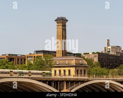 Churchill Gardens Akkumulator-Turm und Grosvenor-Eisenbahnbrücke über die Themse, London, England, UK. Stockfoto