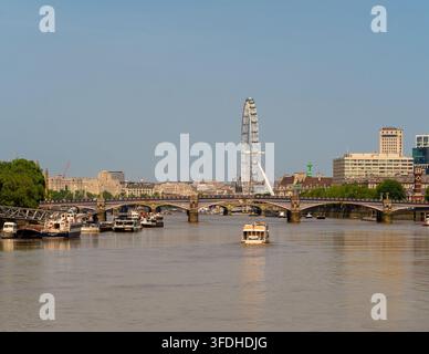 Lambeth Bridge und das London Eye entlang der Themse, London, England, UK. Stockfoto