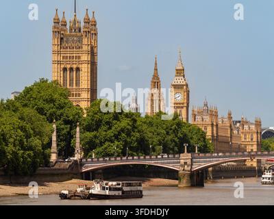 Palast von Westminster und Elizabeth Tower, gesehen über die Themse, London, England, UK. Stockfoto
