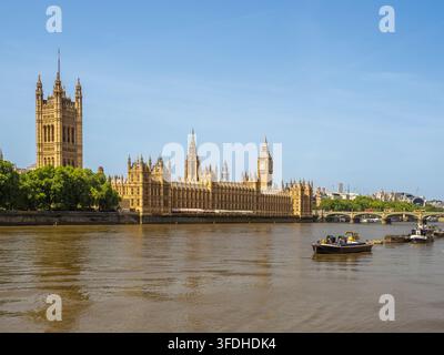 Das Parlament und die Westminster Bridge von der anderen Seite der Themse aus gesehen, London, England, UK. Stockfoto