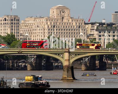 Westminster Bridge mit roten Bussen und Shell Mex House im Zentrum von London, England, UK. Stockfoto