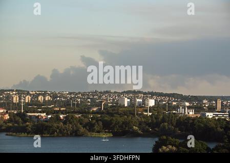 Creteil, Frankreich - 12. Juli 2026: Rauchwolke aus dem Waldbrand von Fontainebleau, die in der Ferne über der Stadt aufsteigt. Stockfoto