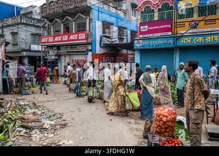 Ein lebendiger Straßenmarkt in Indien zeigt den täglichen Handel mit Menschen, die Waren und Güter in einer lebhaften städtischen Umgebung durchstöbern Stockfoto