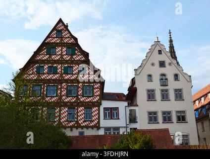 Traditionelles deutsches Fachwerk- und Giebelhaus mit hölzernen Erkerfenstern Stockfoto