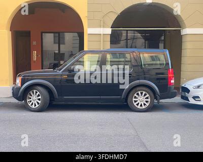Cremona, Italien, 5. Juli 2026 – Schwarzer Land Rover Discovery 3 – LR3 – SUV, der auf einer Stadtstraße geparkt ist, im Fokus städtische Architektur, Pflaster und Luxus 4x Stockfoto