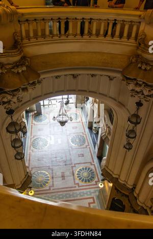 Buenos Aires, Argentinien, 29. Juli 2017. - Tagesansicht im Innenraum von einer oberen Balustrade aus, die hinunter in das große geflieste Atrium und hängende Chan Stockfoto