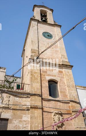 Uhrturm im historischen Zentrum von Otranto, umgeben von traditionellen Gebäuden und einer entspannten Atmosphäre, Otranto, Salento, Region Apulien, Italien Stockfoto