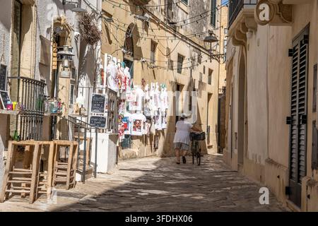 Malerische Straße mit einem farbenfrohen Souvenirladen im historischen Zentrum von Otranto, der die lebendige Atmosphäre dieser Stadt widerspiegelt, Otranto, Salento, Italien Stockfoto