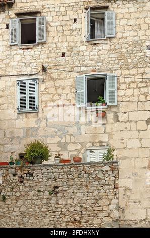 Historisches steinernes Haus im mediterranen Stil mit blühenden Blumen in Split, Kroatien. Stockfoto