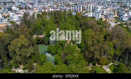 Luftbild des Oberen Duden-Wasserfalls und Naturparks in Antalya, Türkei Stockfoto
