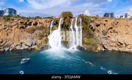 Der untere Duden-Wasserfall stürzt in die Mittelmeerküste in Antalya, Türkei Stockfoto