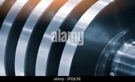 Industrieller Offenmixer mit Schraube in der Lebensmittelindustrie, Nahaufnahme. Metallschlangen zeigen polierte, glatte Oberflächen Stockfoto
