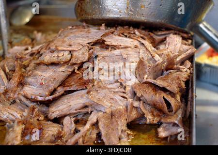 Reichlich frisch geschnittenes Rindfleisch-Doner-Kapsel-Fleisch zum Servieren bereit Stockfoto