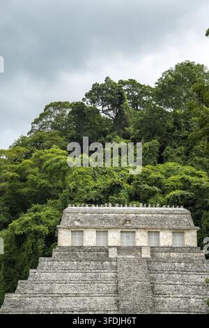 Ansicht des Tempels der Inschriften in den Maya-Ruinen von Palenque, umgeben von dichtem Dschungelbewuchs in Palenque, Chiapas, Mexiko. Stockfoto