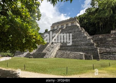 Ansicht des Tempels der Inschriften an der archäologischen Stätte Palenque, mit alter Steinmauerarbeit, gestufter Architektur und üppiger Dschungelvegetation Stockfoto