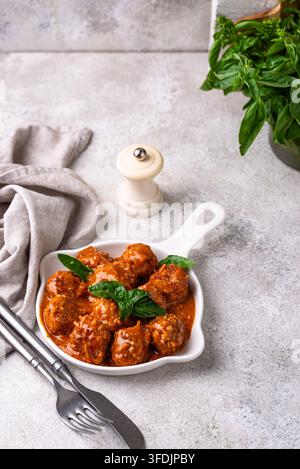 Hausgemachte Fleischbällchen in Tomatensauce in weißer Pfanne Stockfoto