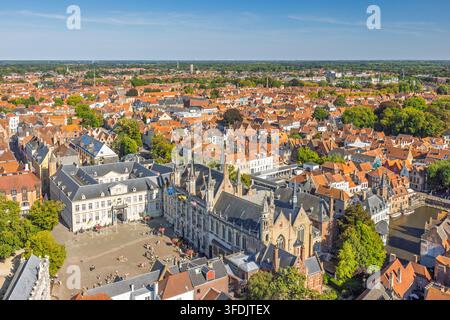 Bruges-Stadt in Belgien, Europa. Luftpanorama einer historischen europäischen Stadt mit bezaubernder Architektur, einem geschäftigen Marktplatz und einem Stockfoto