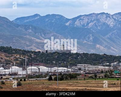 Luftaufnahme des Utah State Capitol mit der Wasatch-Bergkette und Industriebehältern im Vordergrund, Salt Lake City, Utah, Vereinigte Staaten Stockfoto