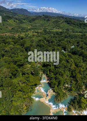 Luftbild der türkisfarbenen Agua Azul-Wasserfälle, die durch den üppigen tropischen Dschungel in Agua Azul, Chiapas, Mexiko stürzen. Stockfoto