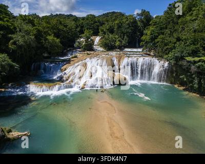 Luftbild der kaskadierenden türkisfarbenen Wasserfälle von Agua Azul, umgeben von üppigem tropischem Wald in Agua Azul, Chiapas, Mexiko. Stockfoto