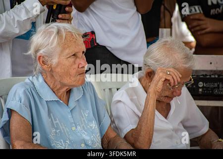 Ältere Frauen beobachten die kulturelle Aufführung während des El Carnavalito-Events am 21. August 2026 in Ciego de Ávila, Kuba Stockfoto
