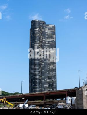 Modernes Hochhaus aus Glas in der Innenstadt von Chicago, Illinois, USA, fotografiert vor einem klaren blauen Himmel mit städtischer Infrastruktur und Bauwerken. Stockfoto
