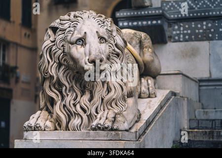 GENUA, ITALIEN - 4. NOVEMBER 2018: Löwen von Cattedrale di San Lorenzo oder Kathedrale von St. Lorenzo Stockfoto