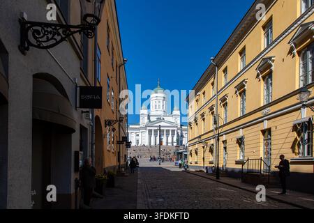 Straßensicht Sofiankatu mit Helsingin tuomiokirkko oder Helsinki-Dom im Stadtteil Kruununhaka von Helsinki, Finnland Stockfoto
