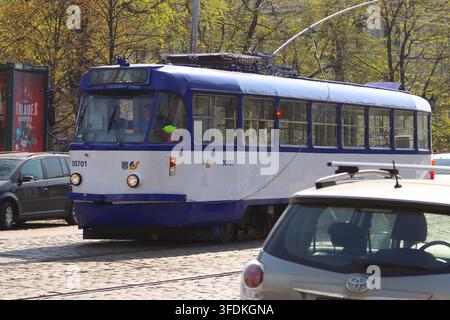 Rigas Satiksme Tatra T3A Tram 30701 auf einer Kopfsteinpflasterstraße im Zentrum von Riga, Lettland Stockfoto