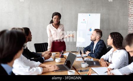 Afroamerikanische Geschäftsfrau Hält Rede Während Des Corporate Meeting In Office Stockfoto