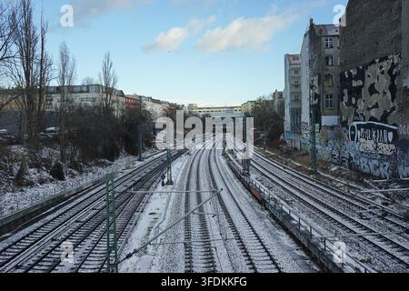 Fußgängerbrücke Schönfließer Brücke über verschneite Bahngleise, Berlin, Deutschland, Januar 2019 Stockfoto