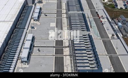 Luftbild, das einen großen Rechenzentrumskomplex mit Reihen modularer Servereinheiten zeigt Stockfoto