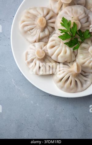 Traditionelle georgische Knödel Khinkali mit Füllung auf einem weißen Teller Stockfoto