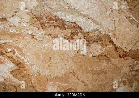 Braune und beige Marmorsteintextur. Nahaufnahme von braunem und beigem Marmor mit natürlichen Adern, gesprenkelten Mineralmustern, feinen Rissen und polierter Oberfläche Stockfoto