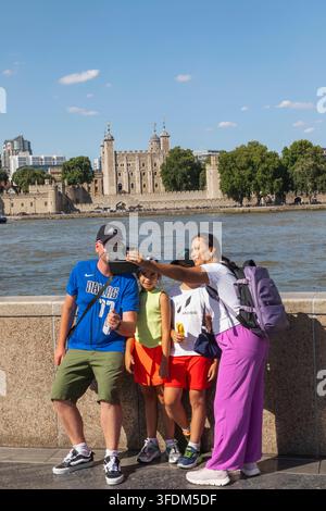 England, London, Touristen machen Selfie-Fotos mit dem Tower of London im Hintergrund Stockfoto