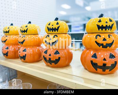 Gestapelte dreistöckige Kürbis-Jack-o'-Lantern-Keramikbehälter-Dekorationen auf einem Einzelhandelsregal. - Auburn WA USA - August,21 2026 Stockfoto