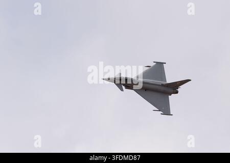 RAF Eurofighter Typhoon FGR4 ZK317 der 29. Staffel Typhoon Display Team, führt ein Vorführmanöver während einer Luftshow durch. Stockfoto