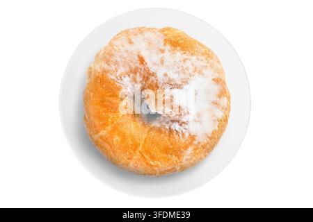 Hausgemachter süßer Donut auf weißem Keramikteller isoliert auf weißem Hintergrund Stockfoto