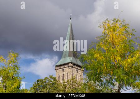 St. Katharinenkirche Osnabrück - Der 103 Meter hohe Turm der evangelisch-lutherischen St. Katharinenkirche ragt am 31.08.2026 im Süden der Altstadt in Osnabrück Niedersachsen, Deutschland über die Baumkronen. Die spätgotische Hallenkirche aus dem 14. Jahrhundert gilt mit ihrem weithin sichtbaren Kirchturm als höchstes mittelalterliches Bauwerk Westniedersachsens. *** St. Catherines Church, Osnabrück Der 103 Meter hohe Turm der evangelisch-lutherischen St. Catherines Church erhebt sich am 31.08.2026 im südlichen Teil der Altstadt in Osnabrück, Niedersachsen, Deutschland, und ragt über die Baumkronen. Stockfoto