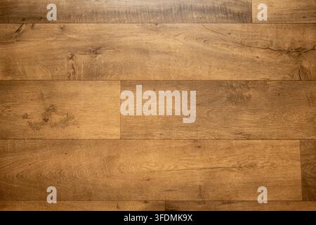 Oberblick auf horizontale braune Holzplanken, die natürliches Maserverlaufsmuster und Holztextur zeigen. Stockfoto