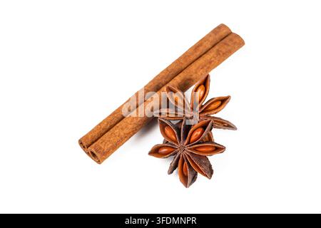 Sternanis und Zimtstangen auf weißem Hintergrund. Stockfoto