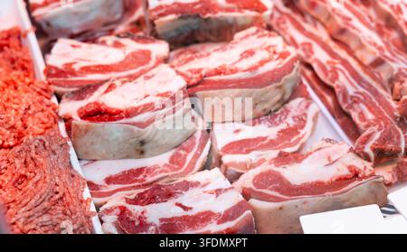 Rindfleischsteak auf dem Tresen Nahaufnahme Stockfoto