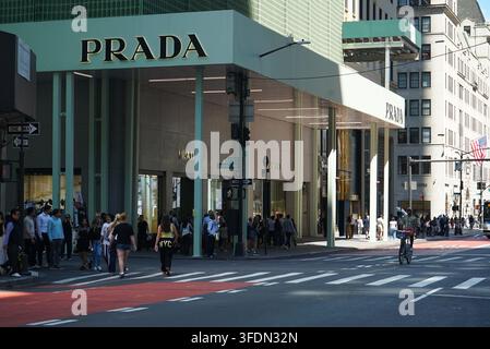New York, New York, USA: Blick auf das Prada-Flaggschiffgeschäft an der Fifth Avenue in Manhattan, New York City. Stockfoto